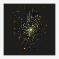 Main en line art sur fond noir, paume illuminée, parcourue de constellations et d'étoiles dorées, style minimaliste.