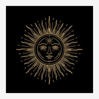 Visage stylisé au trait fin doré sur fond noir, avec deux yeux, une lune au front, et des rayons de soleil formant une.