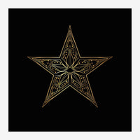 Étoile à cinq branches avec motifs ornementaux symétriques en or sur fond noir.