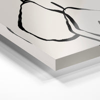 Gros plan de la matière : le tirage sous verre acrylique, tranche transparente visible.