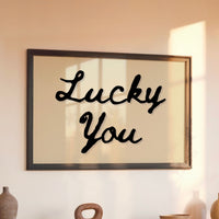Le tableau accroché en situation dans un intérieur meublé.