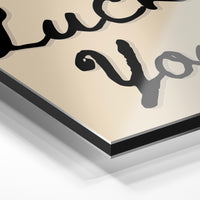 Gros plan du relief : la surépaisseur d'encre en lumière rasante sur aluminium Dibond.