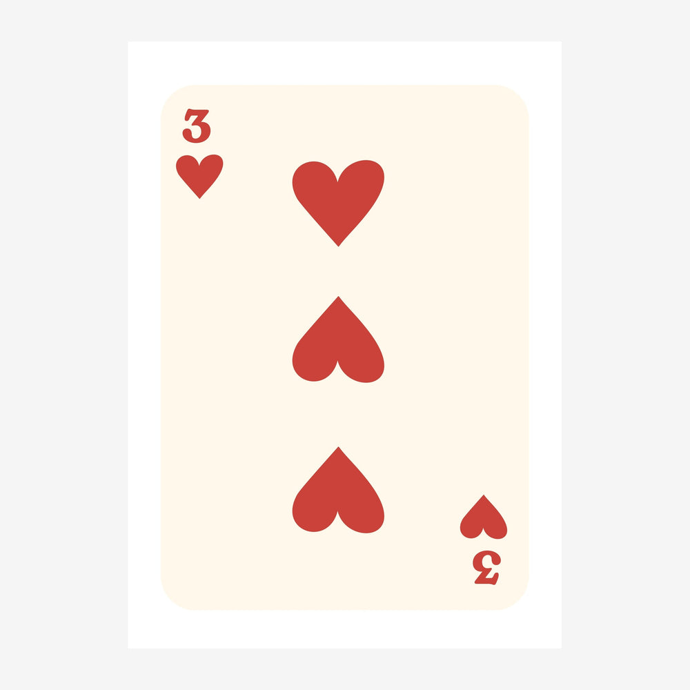 Illustration minimaliste d'une carte à jouer trois de cœur avec quatre cœurs rouges de tailles variées sur fond beige clair.