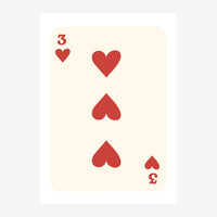 Illustration minimaliste d'une carte à jouer trois de cœur avec quatre cœurs rouges de tailles variées sur fond beige clair.