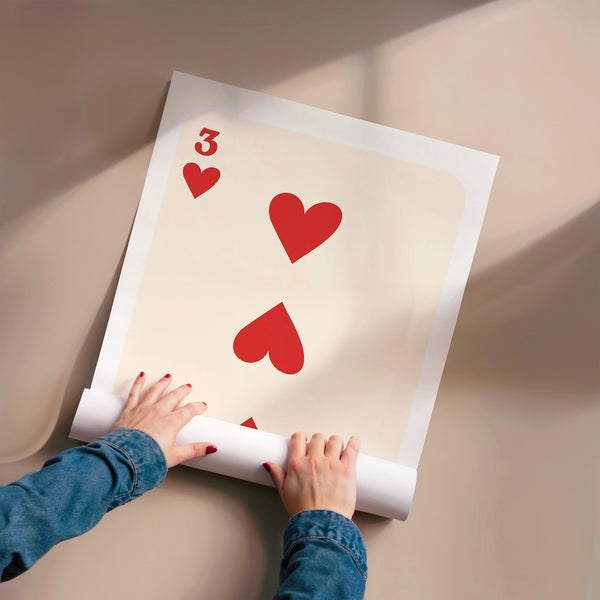 Carte trois de cœur minimaliste rouge et beige — Poster HP mat