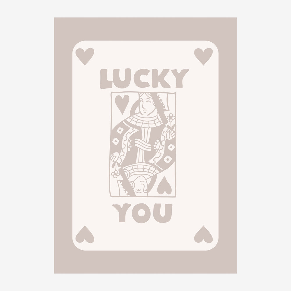 Affiche portrait avec une reine de cœur stylisée au centre, encadrée de cœurs et du texte "LUCKY YOU" sur fond beige et gris.