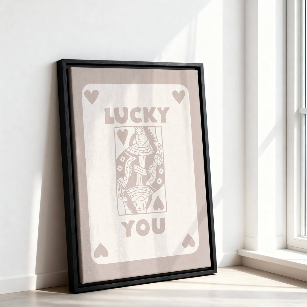 Le tableau accroché en situation dans un intérieur meublé.