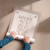 L'impression présentée en poster, sans encadrement, sur un mur neutre.