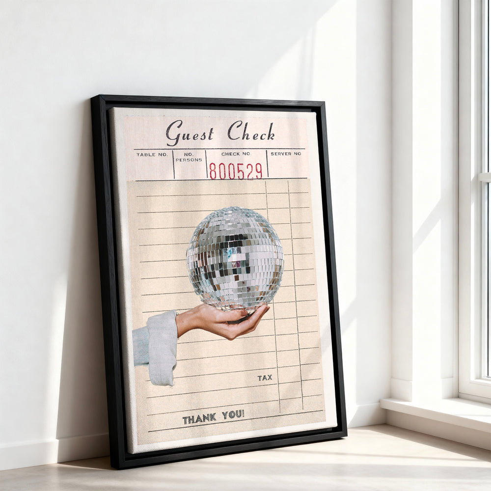 Le tableau accroché en situation dans un intérieur meublé.