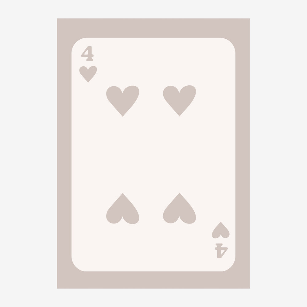 Affiche représentant une carte à jouer - le Quatre de Cœur - avec quatre cœurs beiges placés sur un fond crème et.