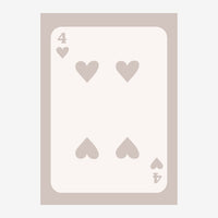 Affiche représentant une carte à jouer - le Quatre de Cœur - avec quatre cœurs beiges placés sur un fond crème et.