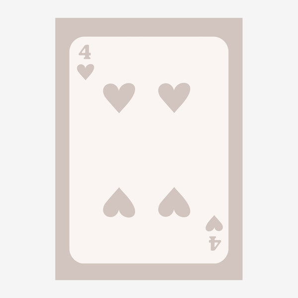 Affiche représentant une carte à jouer - le Quatre de Cœur - avec quatre cœurs beiges placés sur un fond crème et.