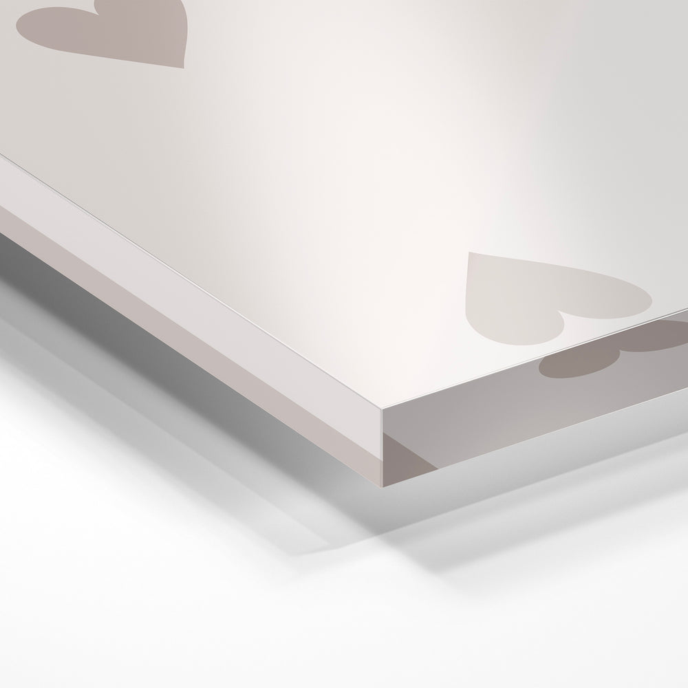 Gros plan de la matière : le tirage sous verre acrylique, tranche transparente visible.
