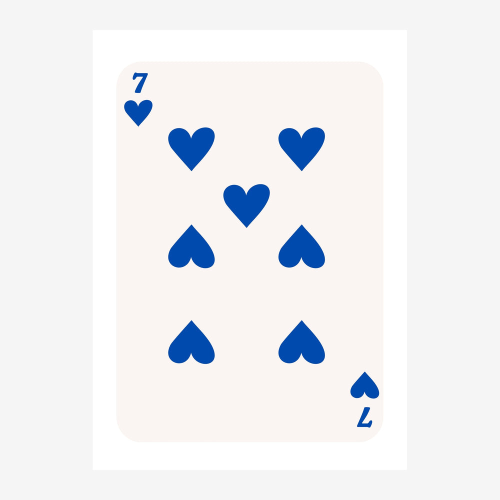 Carte à jouer sept de cœur avec sept cœurs bleu électrique disposés sur fond beige clair, avec le chiffre 7 en haut à gauche.