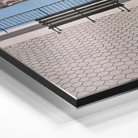 Gros plan de la matière : le tirage contrecollé sur aluminium Dibond mat, tranche visible.