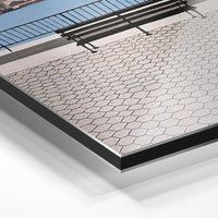 Gros plan du relief : la surépaisseur d'encre en lumière rasante sur aluminium Dibond.