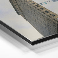 Gros plan de la matière : le tirage contrecollé sur aluminium Dibond mat, tranche visible.