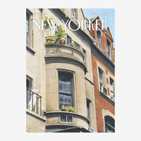 Détail d'une façade urbaine en pierre claire et brique rouge avec balcons arrondis ornés de plantes vertes et de fleurs.