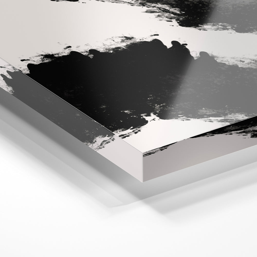 Gros plan de la matière : le tirage sous verre acrylique, tranche transparente visible.