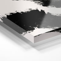 Gros plan de la matière : le tirage sous verre acrylique, tranche transparente visible.