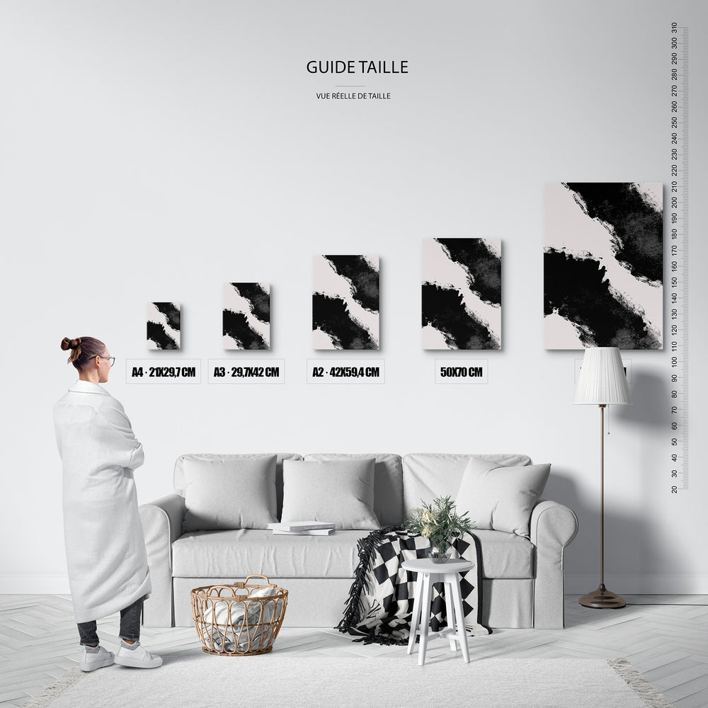 Guide des tailles : le tirage présenté dans ses 5 formats de vente, à l'échelle réelle sur un mur de salon, avec une règle en centimètres.