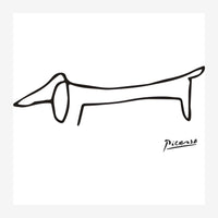 Dessin en ligne noire d'un chien allongé vu de profil sur fond blanc, signé en bas à droite.