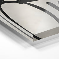Gros plan de la matière : le tirage sous verre acrylique, tranche transparente visible.
