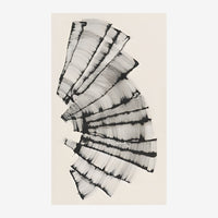Composition abstraite géométrique en noir et gris sur fond beige clair, formée de bandes rectangulaires imbriquées avec des.