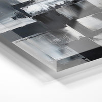 Gros plan de la matière : le tirage sous verre acrylique, tranche transparente visible.