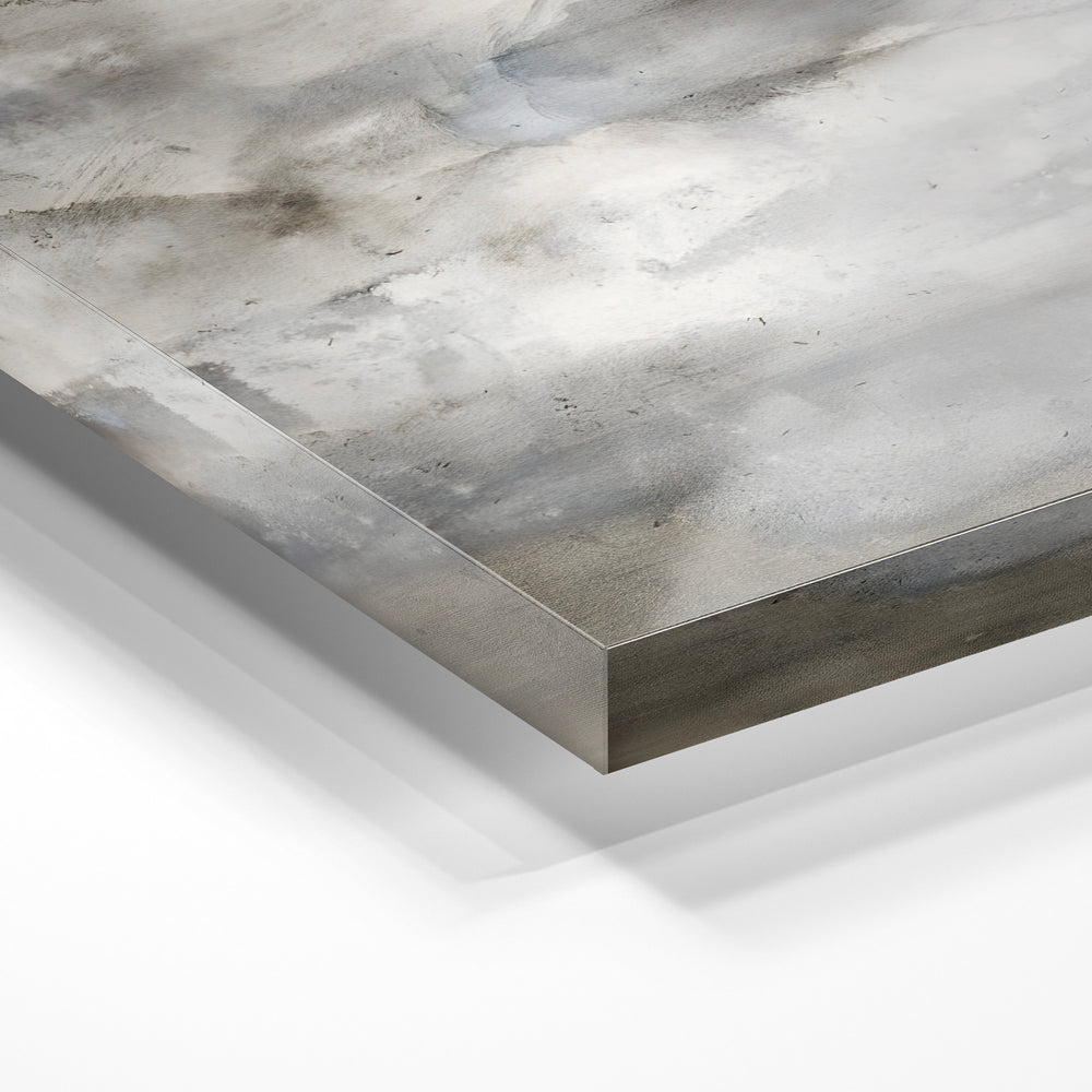 Gros plan de la matière : le tirage sous verre acrylique, tranche transparente visible.