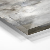 Gros plan de la matière : le tirage sous verre acrylique, tranche transparente visible.