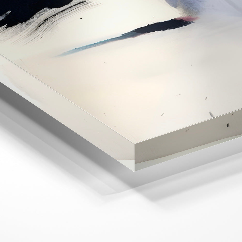 Gros plan de la matière : le tirage sous verre acrylique, tranche transparente visible.