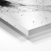 Gros plan de la matière : le tirage sous verre acrylique, tranche transparente visible.