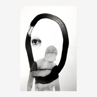 Figure stylisée en noir et blanc : silhouette aux contours flous avec un œil finement dessiné, encadrée par des formes.