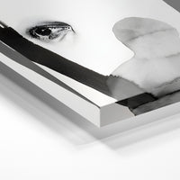 Gros plan de la matière : le tirage sous verre acrylique, tranche transparente visible.