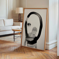 Le tableau accroché en situation dans un intérieur meublé.