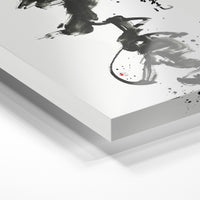 Gros plan de la matière : le tirage sous verre acrylique, tranche transparente visible.