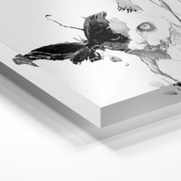 Gros plan de la matière : le tirage sous verre acrylique, tranche transparente visible.