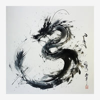 Dragon stylisé en noir et blanc avec traits expressifs et éclaboussures d'encre, accompagné de caractères asiatiques et d'un.