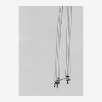 Deux enfants dessinés au trait noir, suspendus à des cordes sur fond gris pâle et blanc, dans un style de dessin minimaliste.