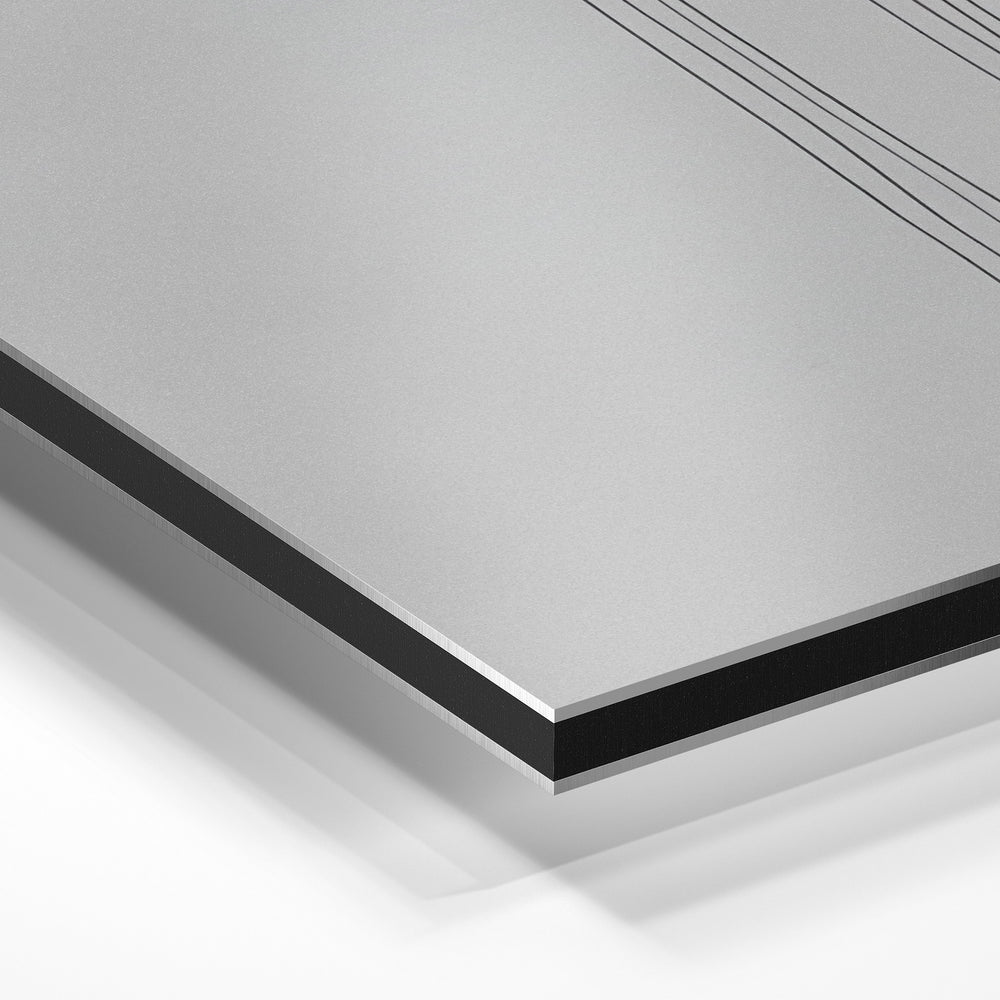 Gros plan de la matière : le tirage contrecollé sur aluminium Dibond mat, tranche visible.