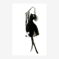 Silhouette d'une femme élancée en noir et gris sur fond blanc, avec les bras levés dans un geste gracieux et des lignes.