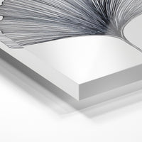 Gros plan de la matière : le tirage sous verre acrylique, tranche transparente visible.