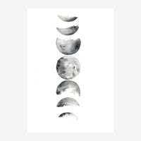 Sept phases de la lune représentées en gris et noir sur fond blanc, disposées verticalement du croissant fin au disque.