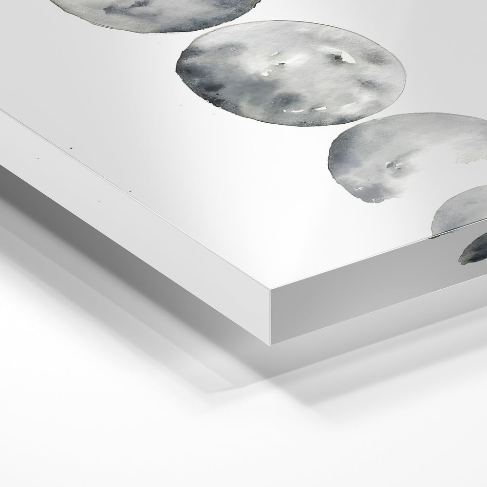 Gros plan de la matière : le tirage sous verre acrylique, tranche transparente visible.