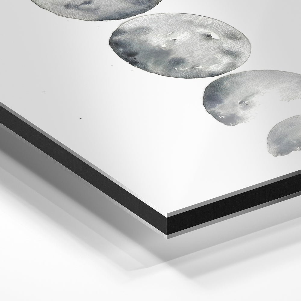 Gros plan du relief : la surépaisseur d'encre en lumière rasante sur aluminium Dibond.