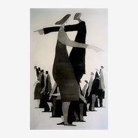 Figure centrale aux bras étendus entourée d'une assemblée de silhouettes, style graphique noir et blanc.