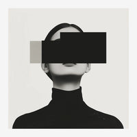 Portrait en noir et blanc d'un buste de femme aux cheveux lissés, le visage partiellement recouvert par un rectangle noir.