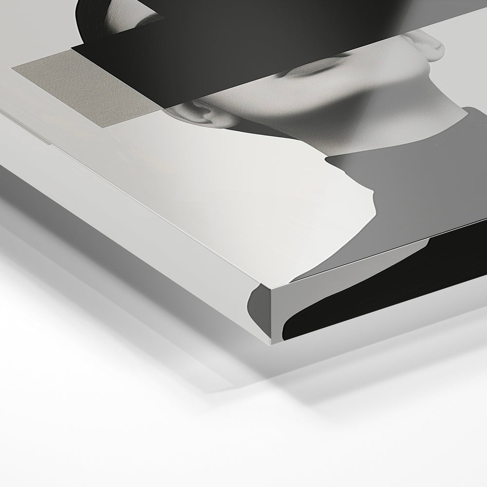 Gros plan de la matière : le tirage sous verre acrylique, tranche transparente visible.