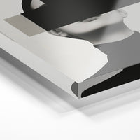 Gros plan de la matière : le tirage sous verre acrylique, tranche transparente visible.